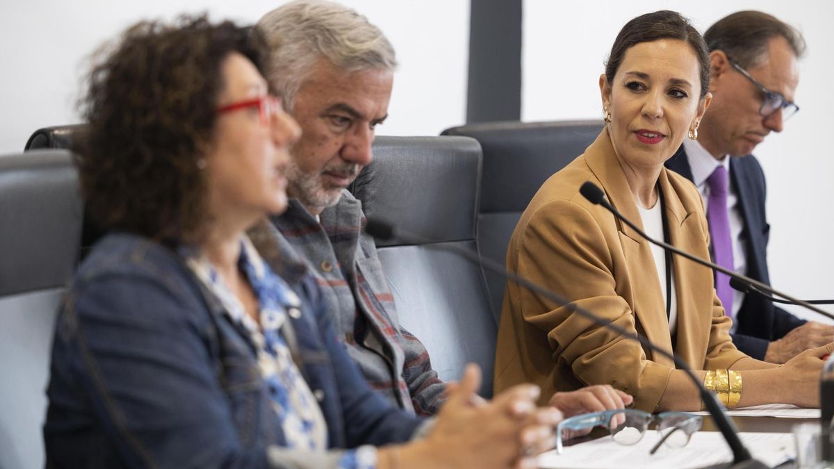 La consejera de Turismo del Gobierno de Canarias, Jéssica de León (2d), y el rector de la Universidad de Las Palmas de Gran Canaria, Lluís Serra (2i).  EFE/Quique Curbelo