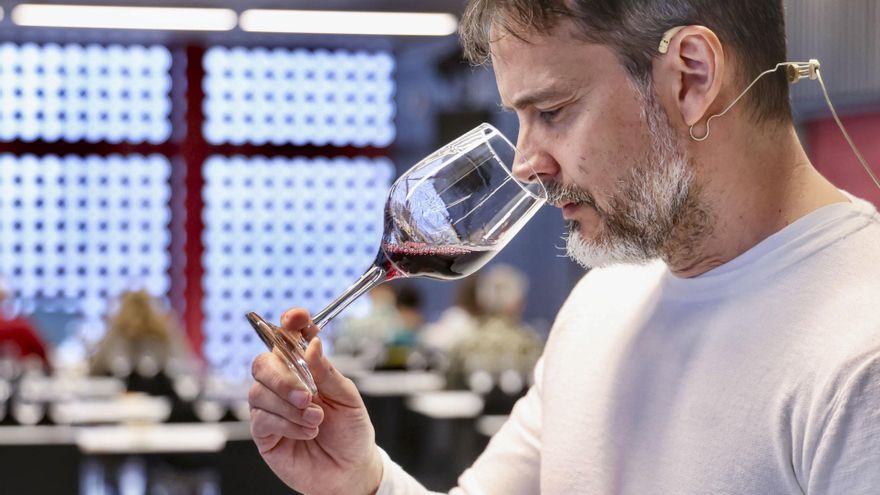 El actor y sumiller David Janer asegura que abrir un vino "invita a parar el tiempo"