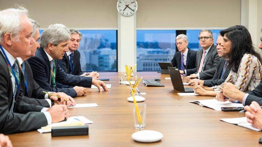 Caputo asegura que los bancos le prestarán dinero para pagar la deuda y el riesgo país baja de 1.000 puntos