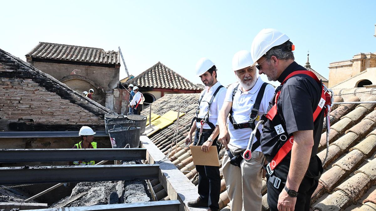 Visita del presidente de Icomos este martes a las cubiertas incendiadas.