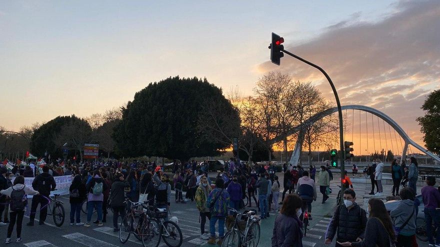 Feminismos Diversos cortó el tráfico en la Barqueta por la tarde tras rodear el Parlamento por la mañana.