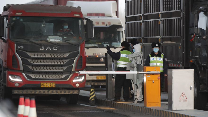 La Comisión Nacional de Sanidad de China informó hoy de un nuevo fallecimiento por el coronavirus SARS-CoV-2, primera vez que el país asiático anuncia una muerte por esta causa desde el pasado 17 de mayo.EFE/EPA/STRINGER