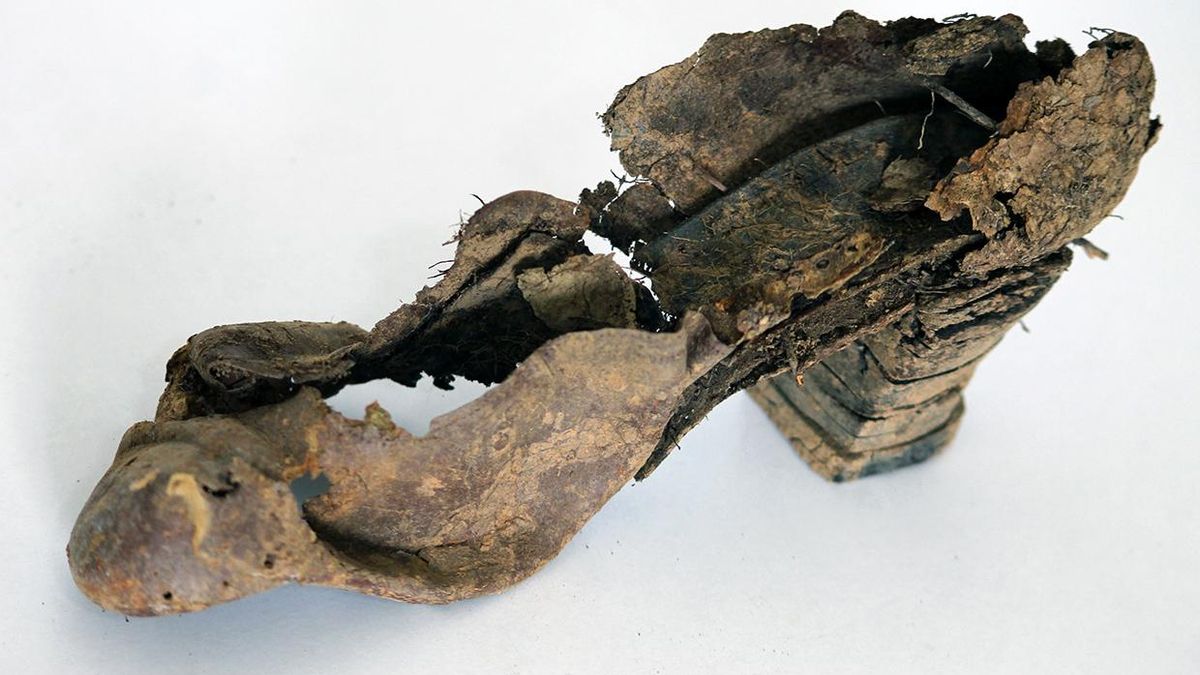 Zapato de tacón de una víctima de los golpistas.