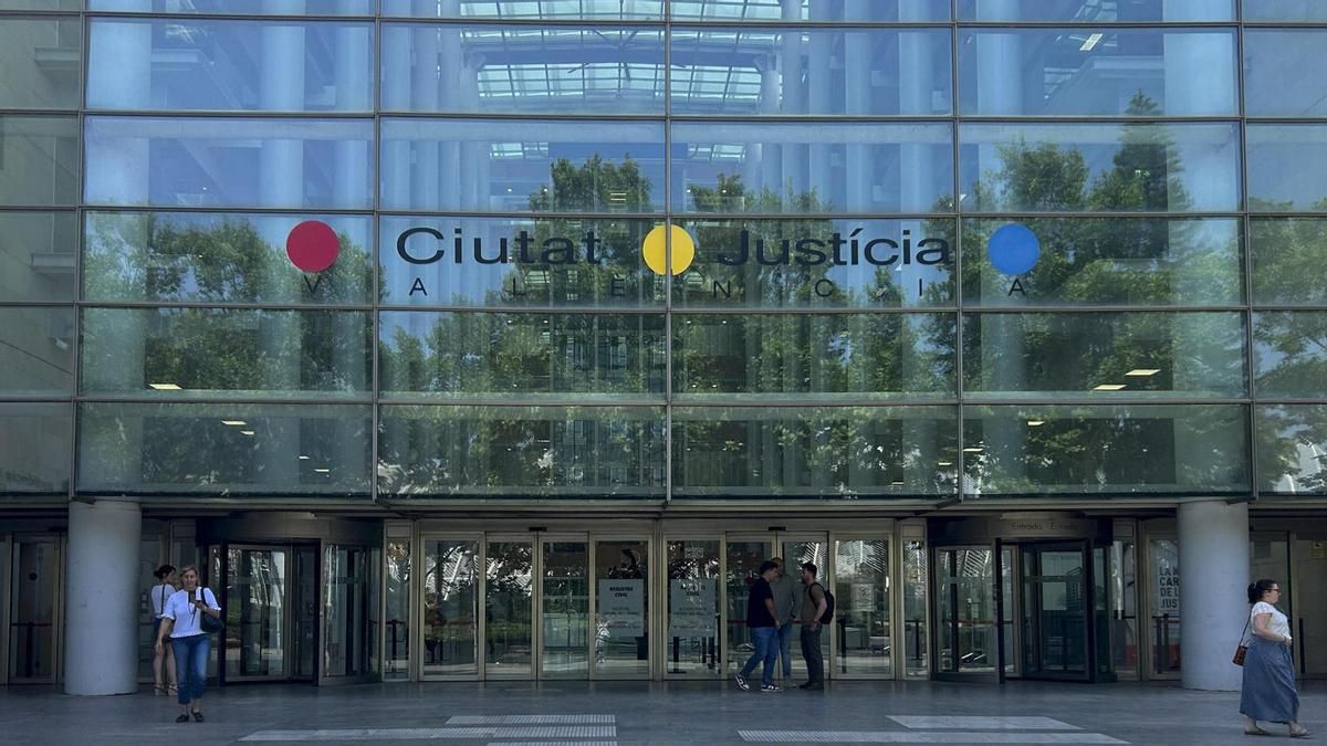 Una víctima de violencia de género con un hijo con 95% de discapacidad afronta un desahucio sin alternativa habitacional