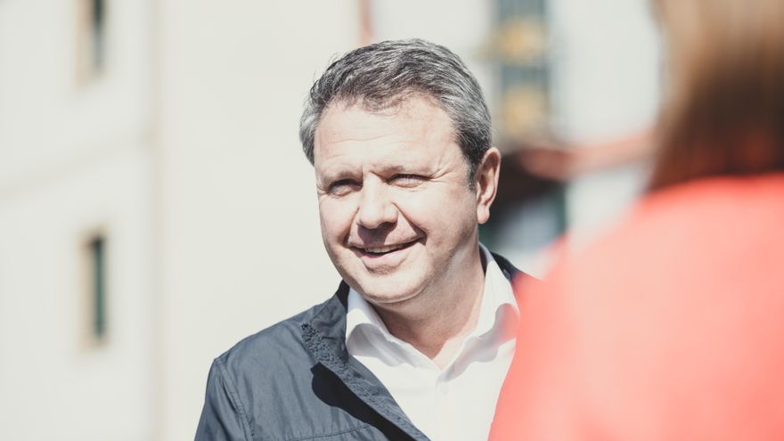 José Antonio Santano, candidato en Irún del PSE-EE: "Ha sido muy duro ver el río Bidasoa ser en fosa para migrantes"