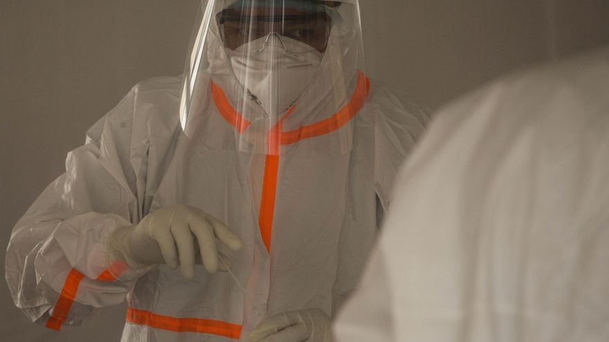Fotografía de un miembro del personal de Salud preparándose para realizar la prueba del coronavirus en Ciudad de Guatemala (Guatemala). EFE/ Esteban Biba/Archivo