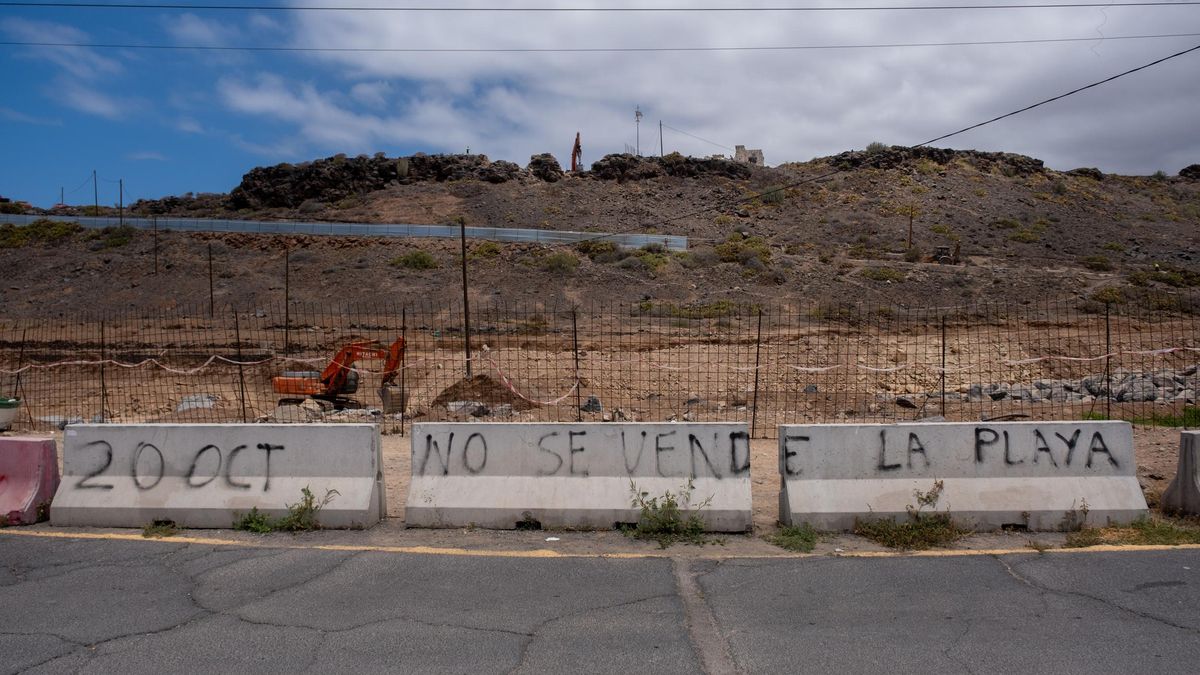 'No se vende la playa', puede leerse en el Puertito de Adeje como rechazo al proyecto turístico Cuna del Alma