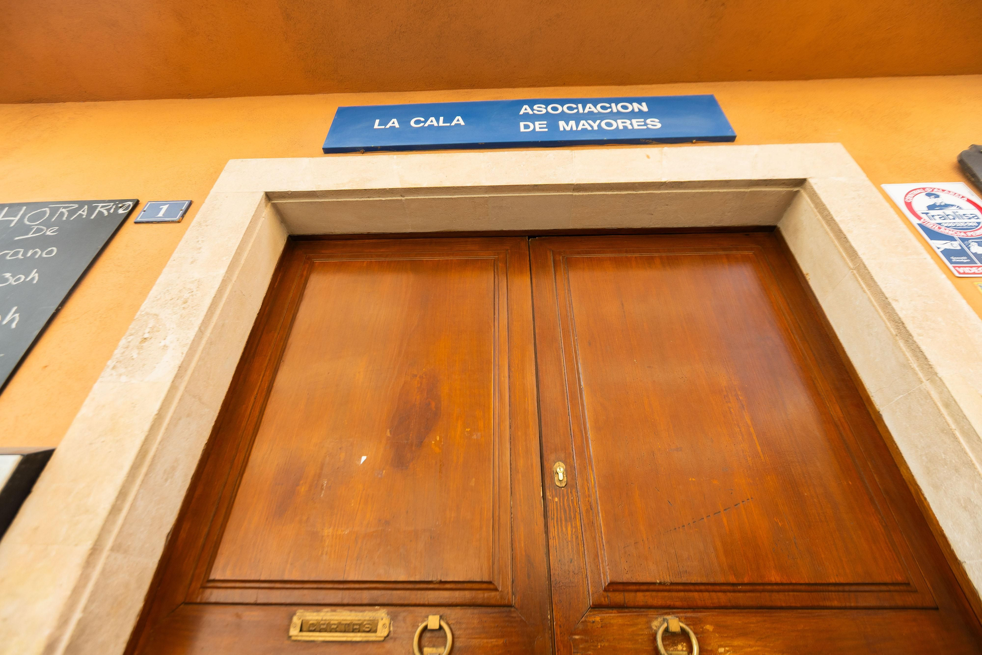 Fachada del casal La Cala