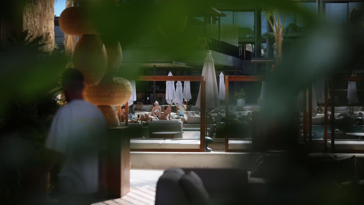 Diversos clients es relaxen a les piscines de l'hotel. Els veïns del barri, tanmateix, es queixen del soroll que han provocat les seves festes.
