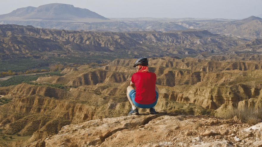 Hechizo en los badlands del altiplano granadino: paisaje semidesértico con barrancos para amantes de la ultragravel