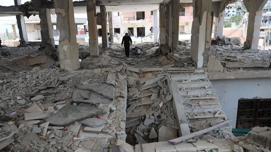 Un hombre permanece entre los escombros de una mezquita dañada por un ataque aéreo israelí en la aldea de Jibchit, al sur del Líbano, el 21 de abril de 2026.