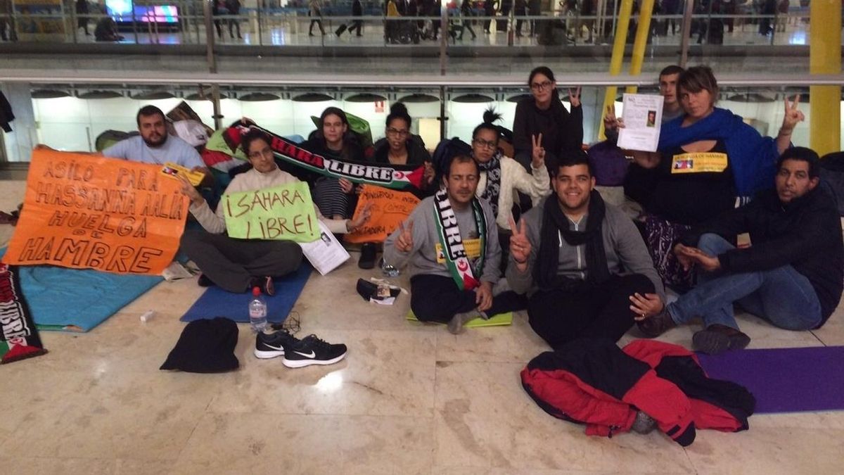 Una decena de personas continúa la huelga de hambre en Barajas para pedir asilo para el joven saharahui Hassana Aalia