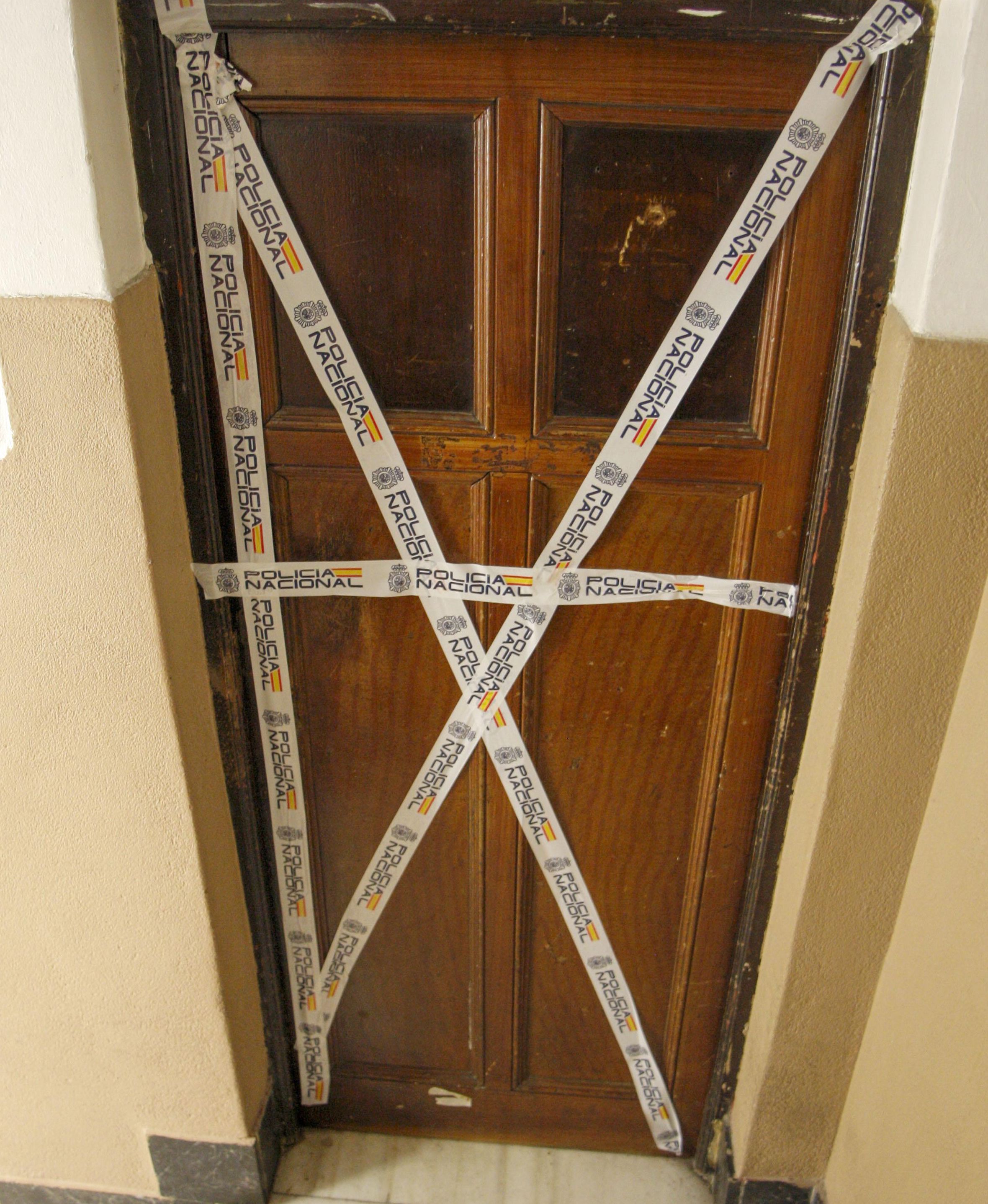 La vivienda de Gijón donde fueron localizados los restos humanos ha sido precintada.