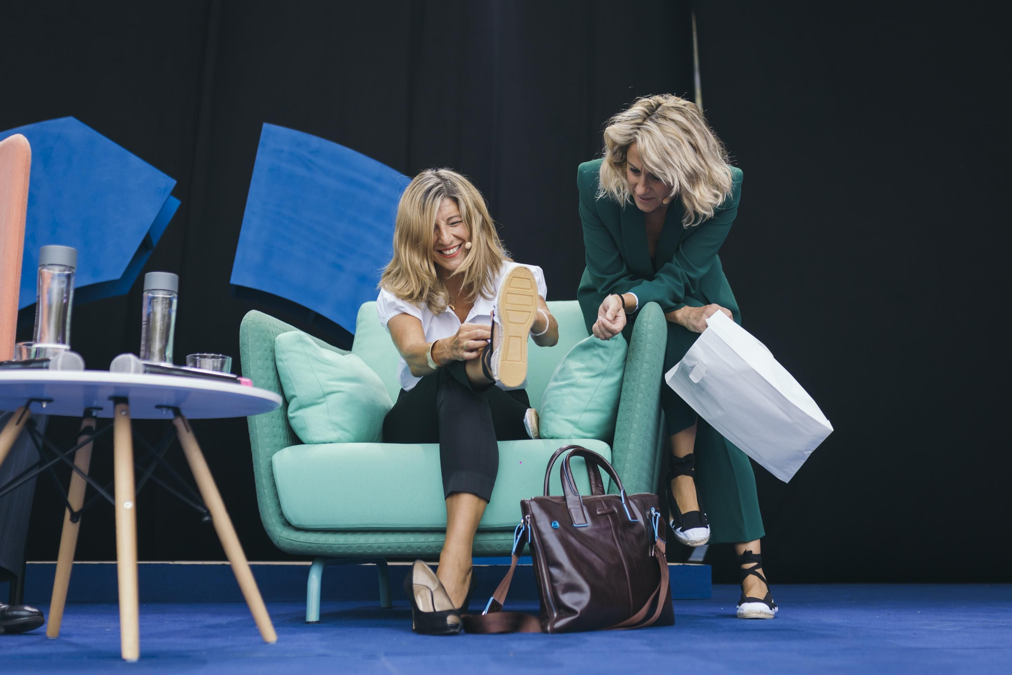 Maria Juan se cuela en la conversación de la vicepresidenta para entregarle unas "espardenyes" en pleno escenario