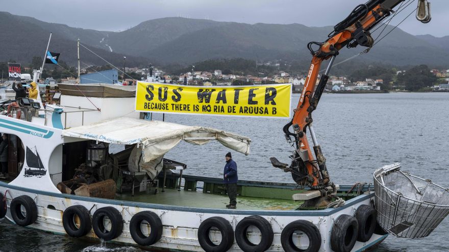 Ecologistas y pescadores navegan juntos contra Altri y el deterioro de las rías: "Lo importante es mantener el rumbo"