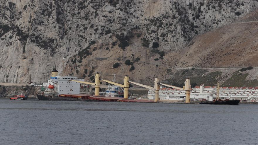 Gibraltar hundirá de forma controlada la popa del buque siniestrado en el Estrecho ante la llegada de un temporal