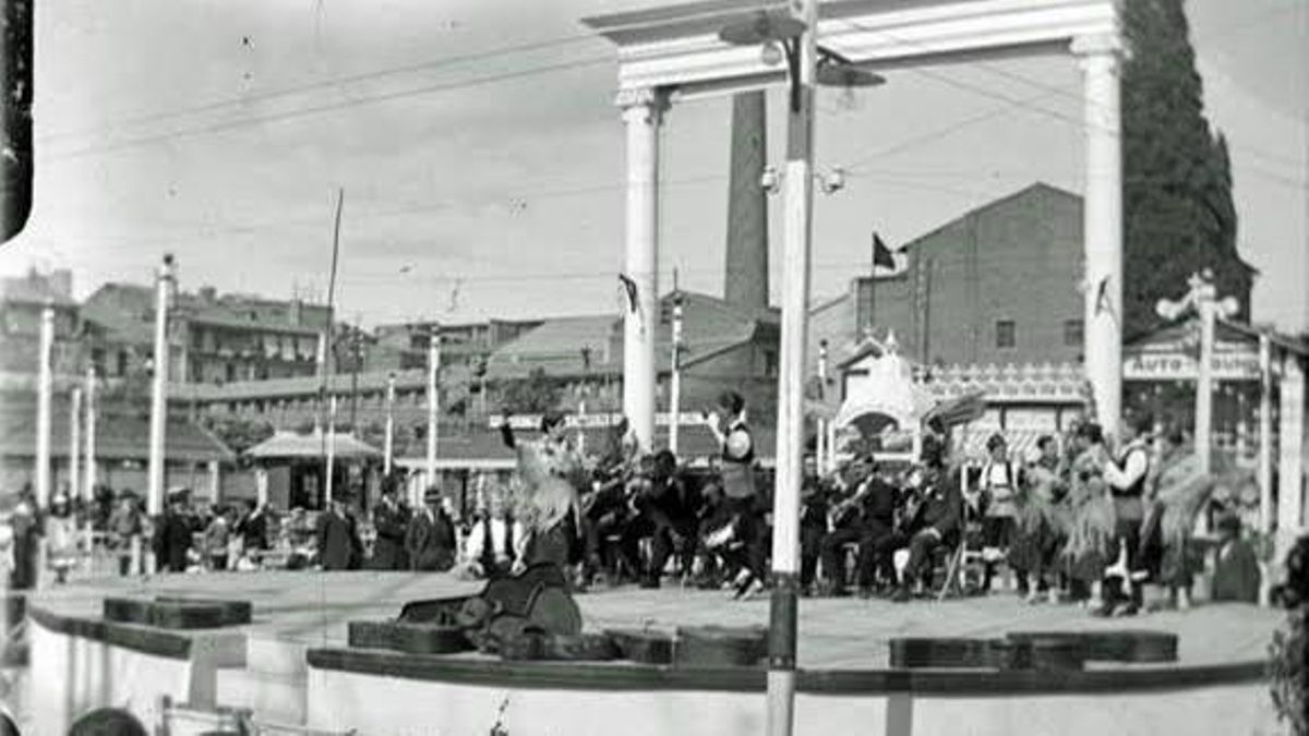 Festival de jotas en el Petit Park durante las fiestas del Pilar