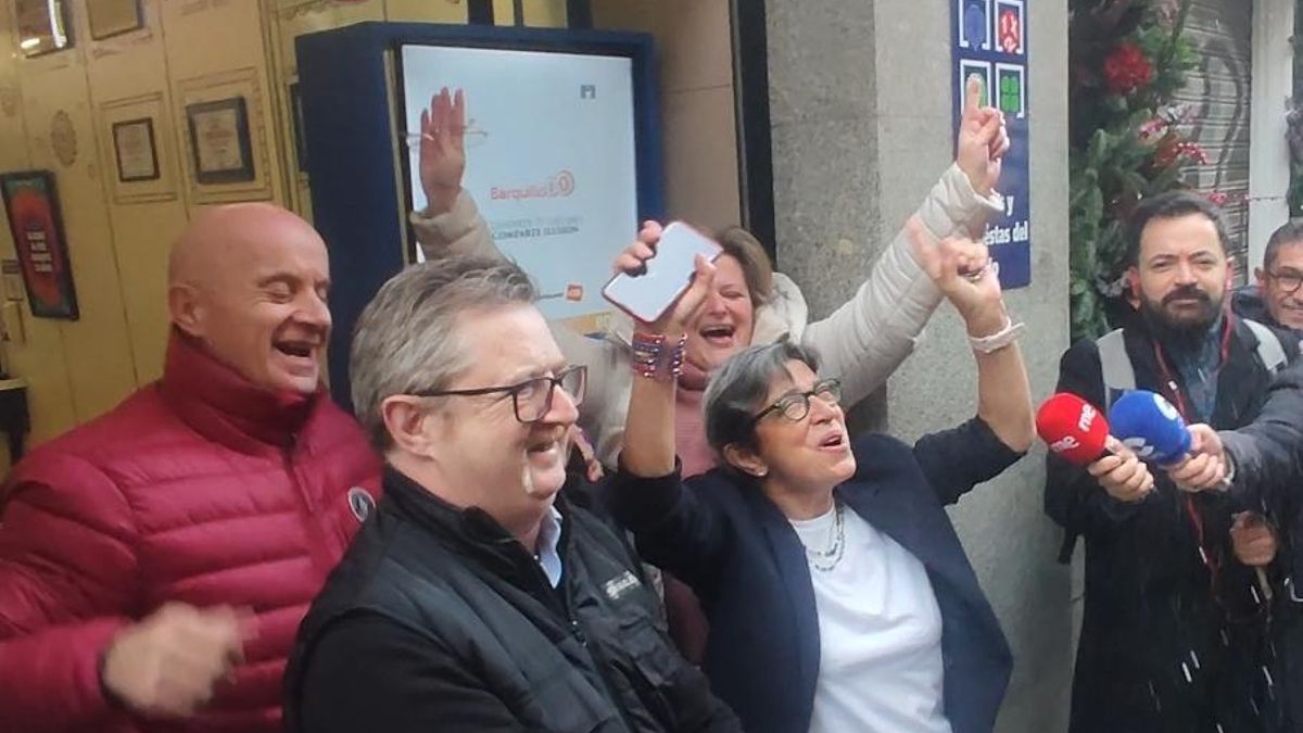 Un cumpleaños, una jubilación y un lotero escurridizo: el 70.048, segundo premio de la Lotería, riega Madrid de millones