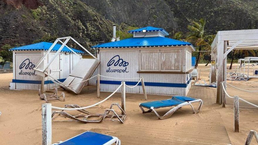 Destrozos en El Caracol, uno de los chiringuitos de la playa de Las Teresitas