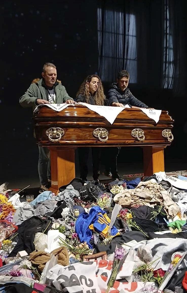 El féretro del Indio cubierto por los pañuelos de las Abuelas de Plaza de Mayo