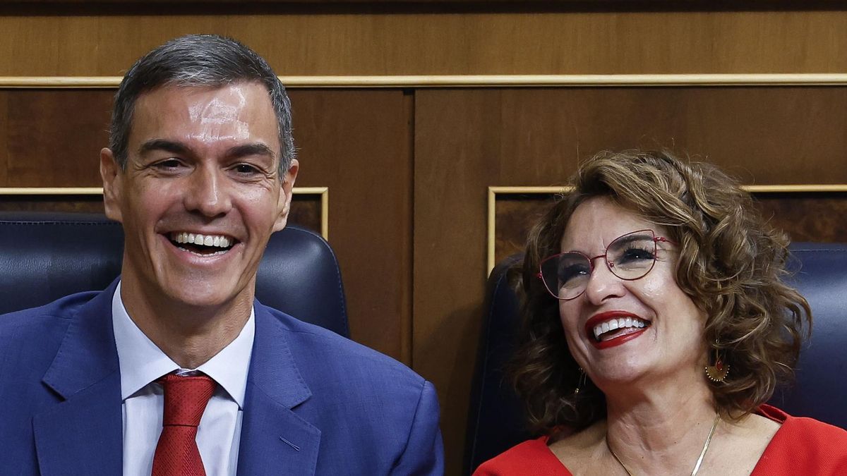 Sánchez y Montero en pleno ataque de risa en el Congreso.