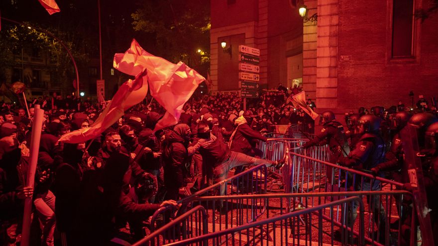 Barricadas, quema de contenedores y enfrentamientos con la Policía en otra noche violenta en Ferraz