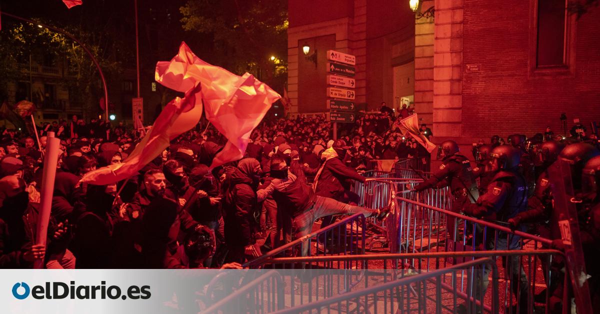 Barricadas, quema de contenedores y enfrentamientos con la Policía en otra  noche violenta en Ferraz | video 1