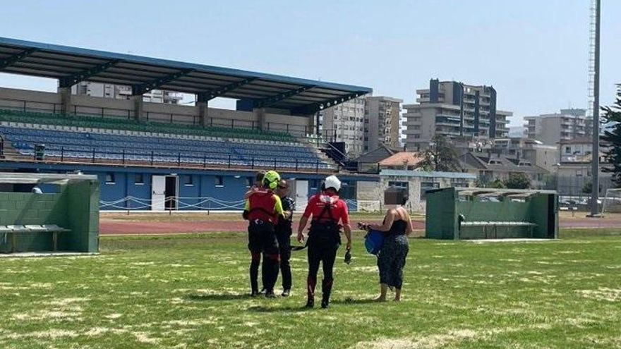 Un niño de 8 años con una herida en la pierna es trasladado en helicóptero al campo de fútbol.