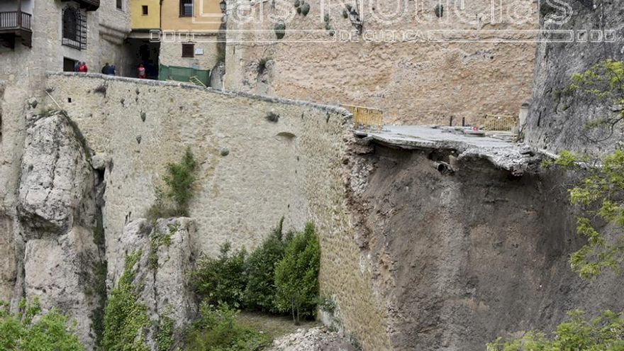 Se hunde parte de una calle que da acceso a las Casas Colgadas de Cuenca, sin daños personales