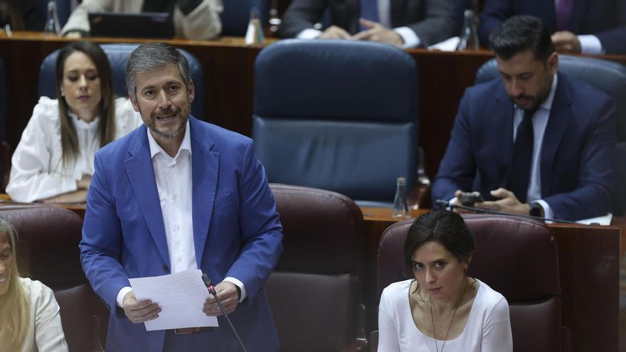 El consejero de Presidencia, Justicia y Administración Local, Miguel Ángel García Martín (d), interviene durante el pleno de la Asamblea regional este jueves en Madrid.