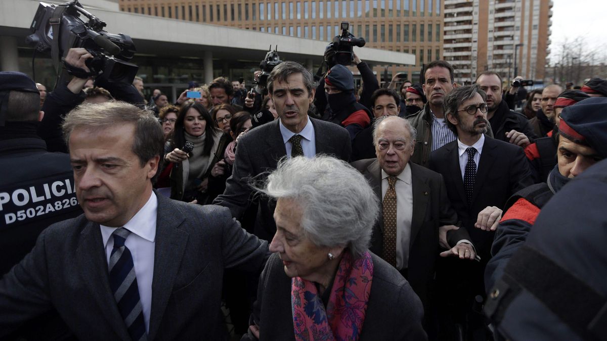 Pujol y Ferrusola, escoltados por los Mossos, abandonan la Ciudad de la Justicia