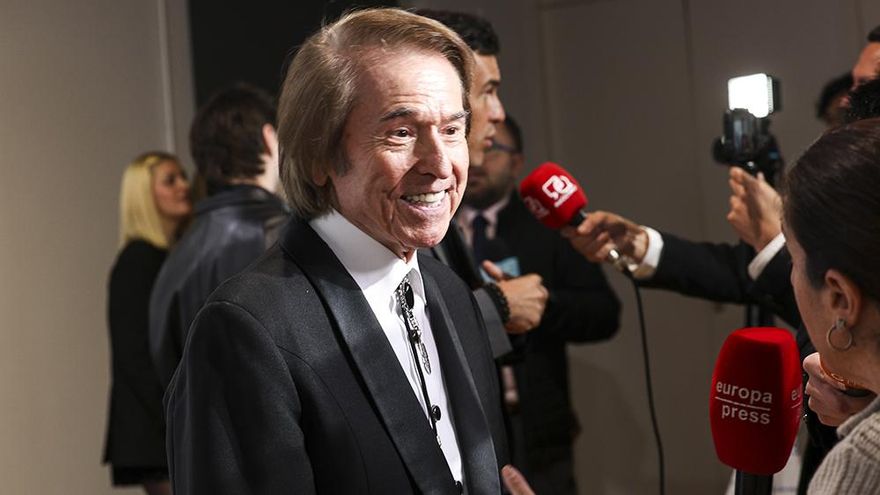 Raphael se encuentra "bien" y se someterá a más pruebas tras sufrir un accidente cerebrovascular mientras grababa 'La Revuelta'