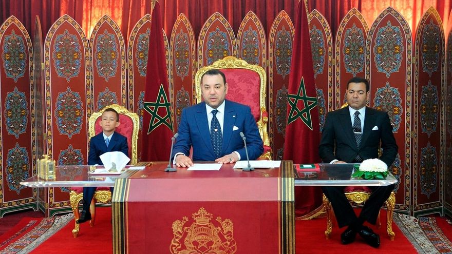 Imagen de archivo del rey Mohamed VI de Marruecos (c) durante un discurso ofrecido desde la ciudad de Tetuán, al norte de Marruecos, con motivo del 56 aniversario de la revolución que llevó a la independencia del país. EFE/MAP.