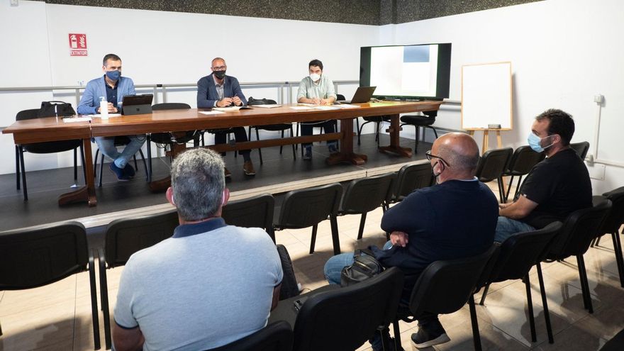 Reunión del, director general de Aguas del Gobierno de Canarias, Víctor Navarro, y el director general de Agricultura, Augusto Jesús Hernández,  con representantes de comunidades de regantes, bienes y propietarios de aguas vinculadas al regadío del sector primario de la isla de La Palma