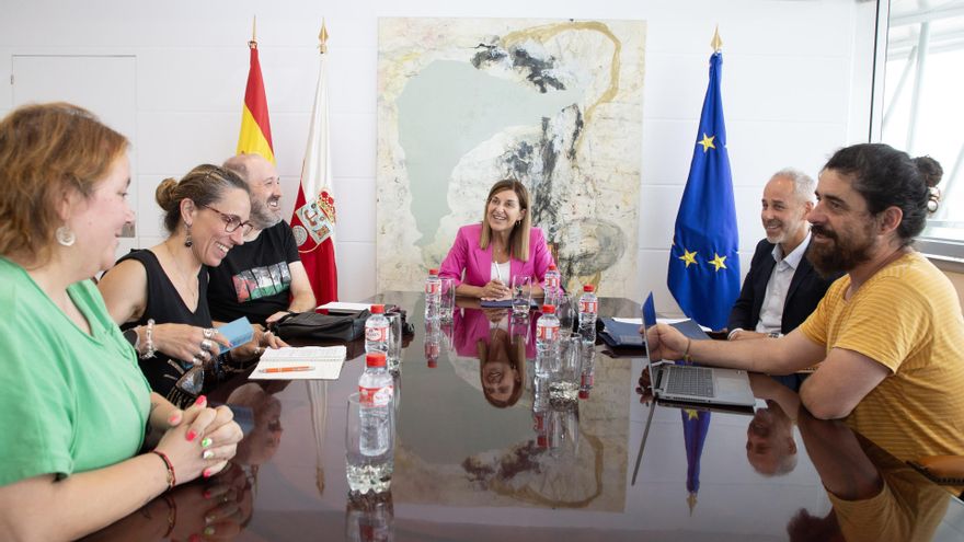 Reunión de la presidenta de Cantabria y el consejero de Educación con representantes de la FAMPA