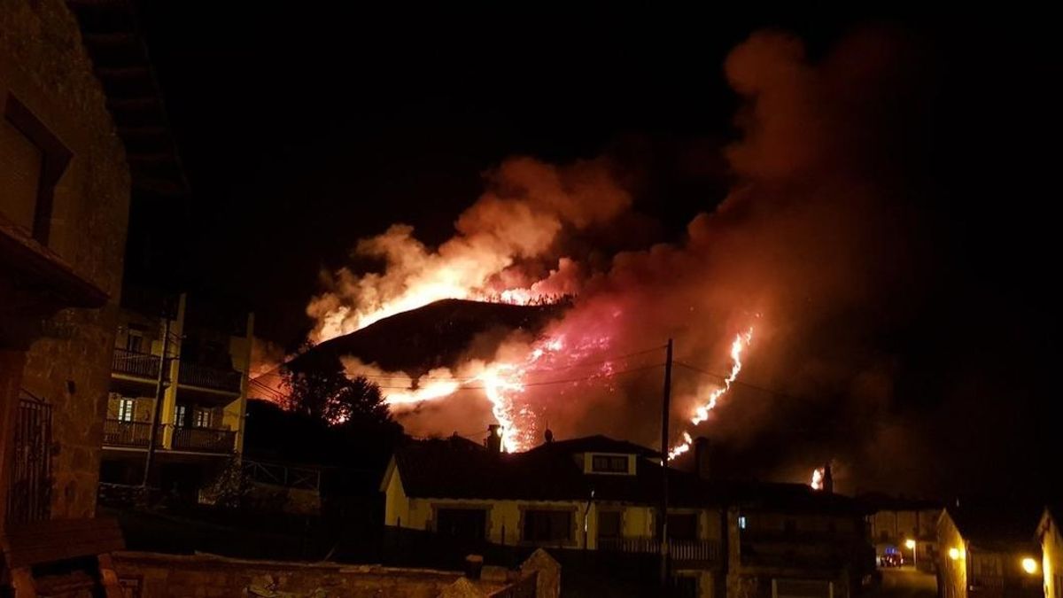 Activos 21 de los 61 incendios provocados de noche en Cantabria que obligaron a activar el nivel 1 del Infocant
