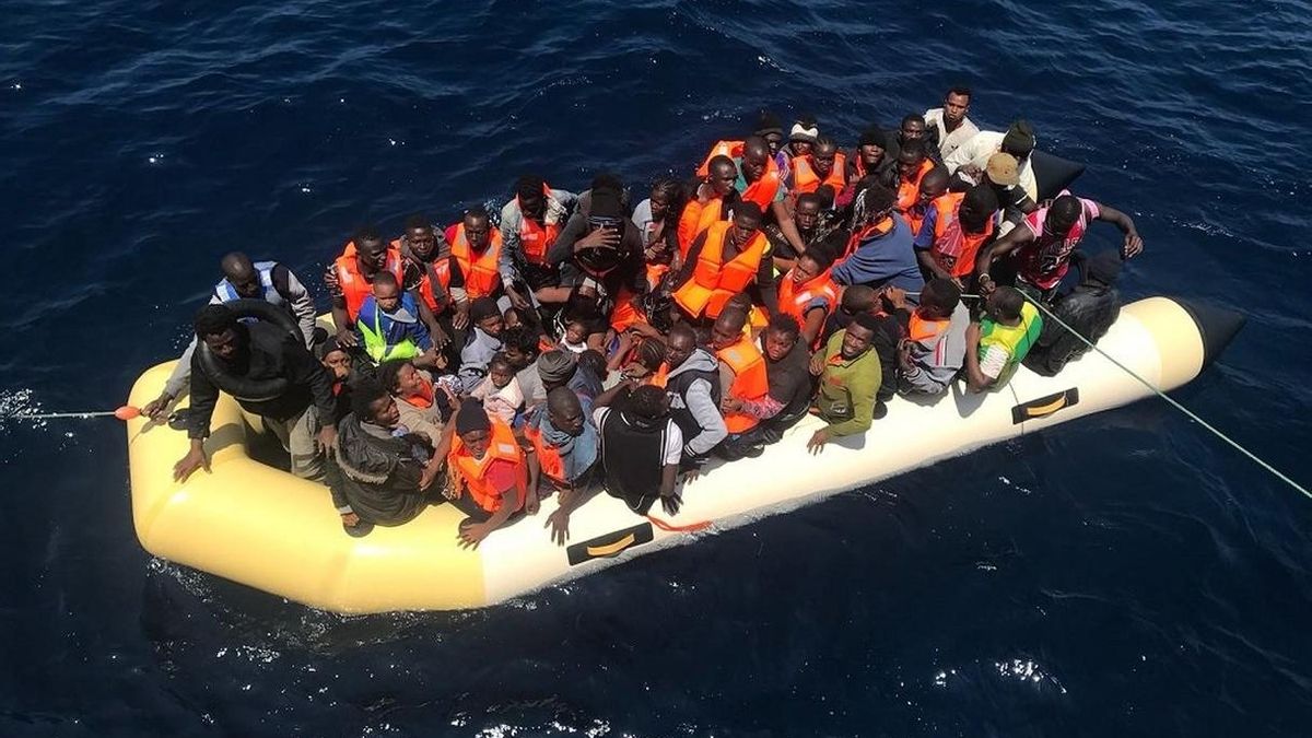 Otras 44 personas en una patera eleva a 62 los inmigrantes rescatados este domingo en las costas andaluzas