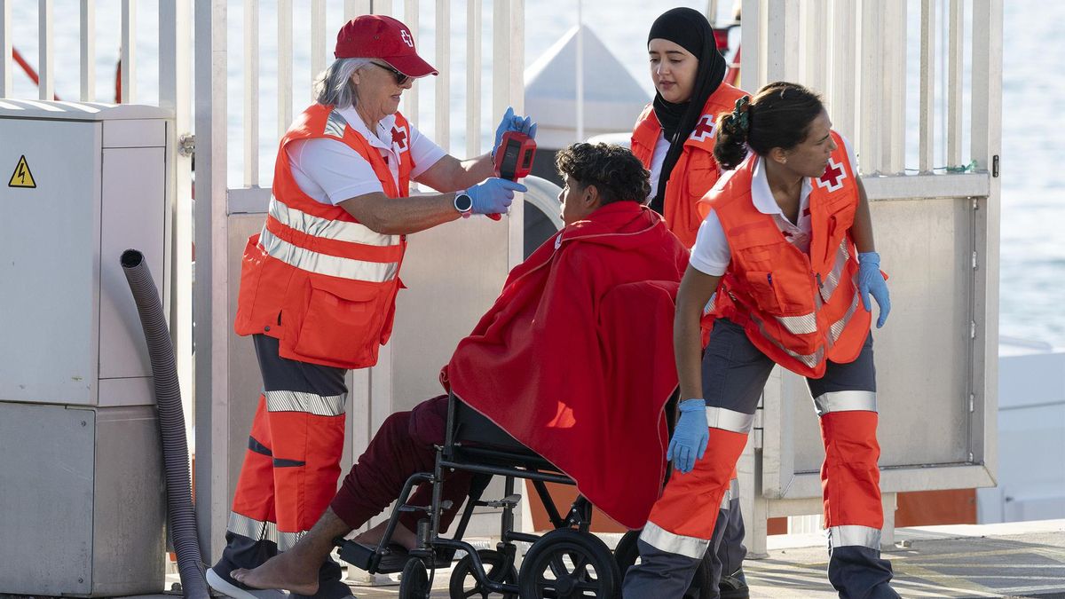 Salvamento rescata dos cayucos con 90 personas a la deriva que se dirigían a Canarias