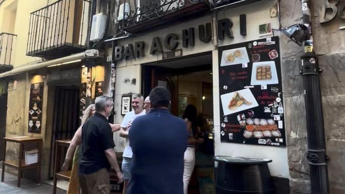 El histórico Achuri dice adiós: Juan Carlos Martínez se jubila tras más de medio siglo detrás de la barra en la calle Laurel de Logroño