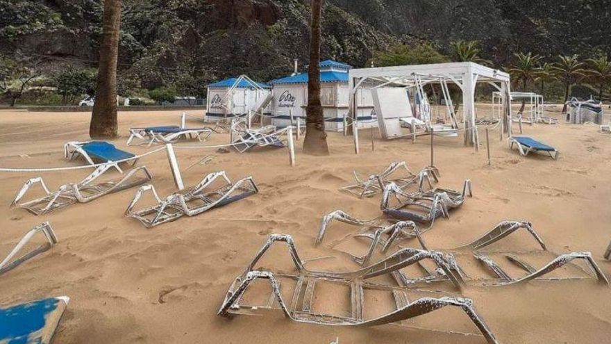 Chiringuito El Caracol, en Las Teresitas, afectado por el fuerte viento este lunes