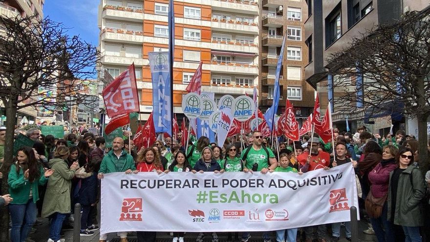 Una marea verde abarrota las calles de Santander en una jornada de huelga docente "por una adecuación salarial justa"