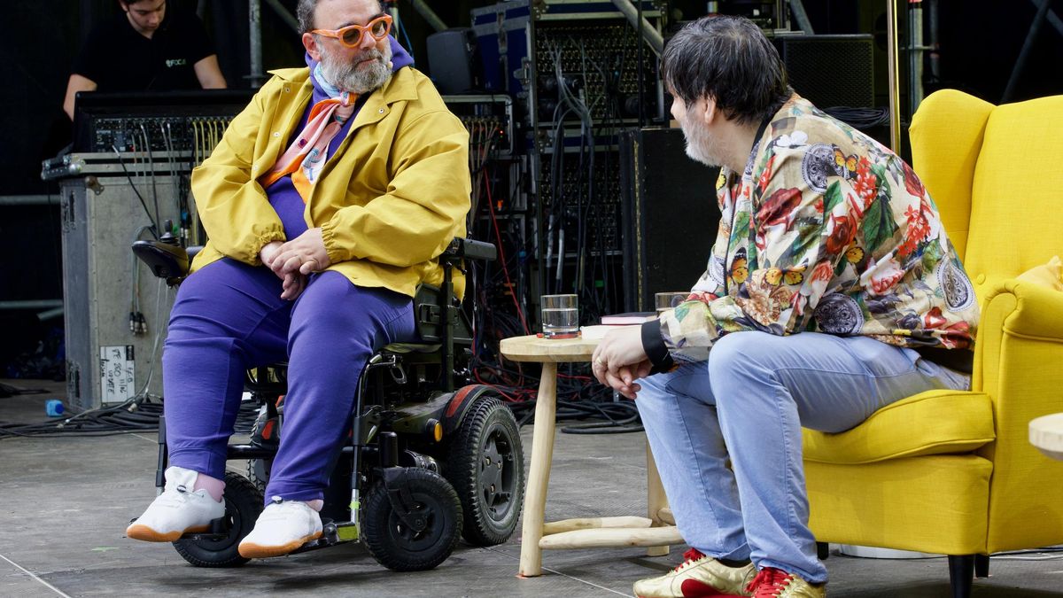 El escritor y guionistas, Bob Pop, recita su monólogo.