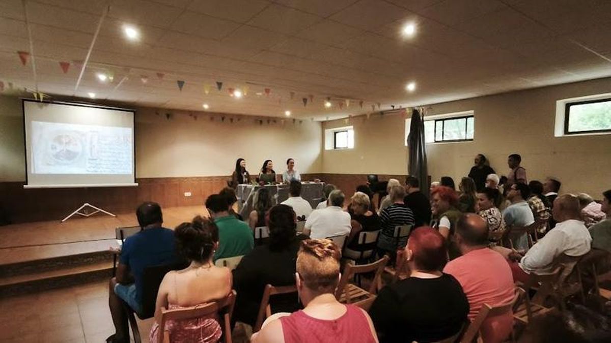 El libro 'Los Fueros de Riba de Sil de 1225' y la asociación Tsobos ya Xanas, de la mano en su presentación en Palacios