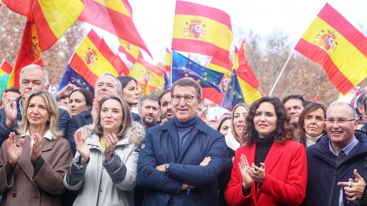 (2I-D) La secretaria general del PP, Cuca Gamarra, el presidente del Partido Popular, Alberto Núñez Feijóo, y la presidenta de la Comunidad de Madrid, Isabel Díaz Ayuso, durante un acto del PP contra la amnistía