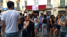 Concentración en la plaza de la Vila de Gràcia contra la violación a una mujer cuando volvía de la Festa Major.