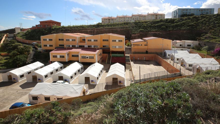 Comienza a funcionar el primero de los siete campamentos de emergencia que Migraciones levanta en Canarias