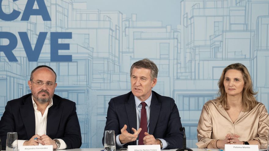 (I-D) El presidente del PP en Catalunya, Alejandro Fernández, el presidente del PP, Alberto Núñez Feijóo, y la senadora del PP, Paloma Martín, durante una reunión sectorial de vivienda con agentes sociales, en el Port Olimpic.