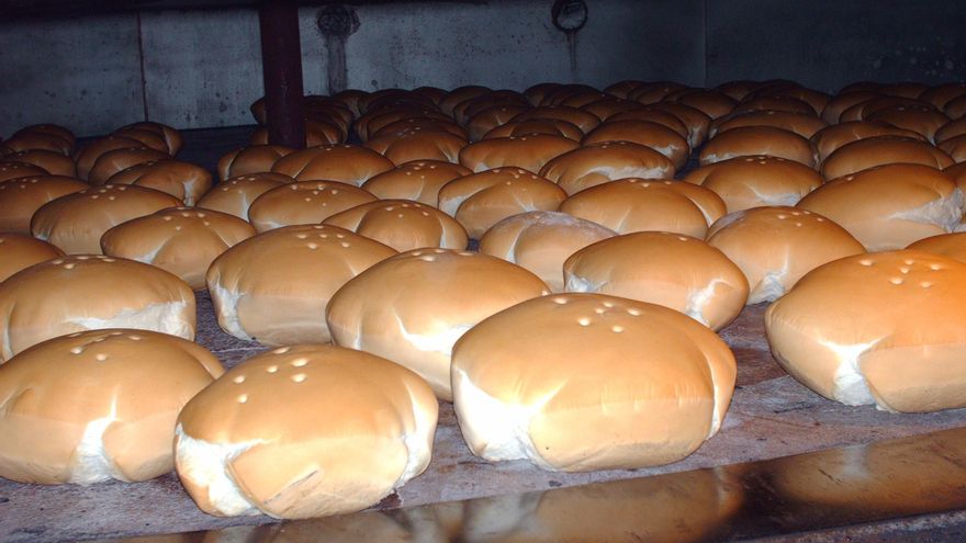 Pan de cruz en el horno de la panadería de Pedro Mateos, en La Solana (Ciudad Real)