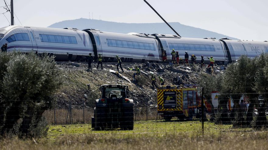 Servicios de emergencia y miembros de la Guardia Civil trabajan en el lugar del accidente de dos trenes de alta velocidad.