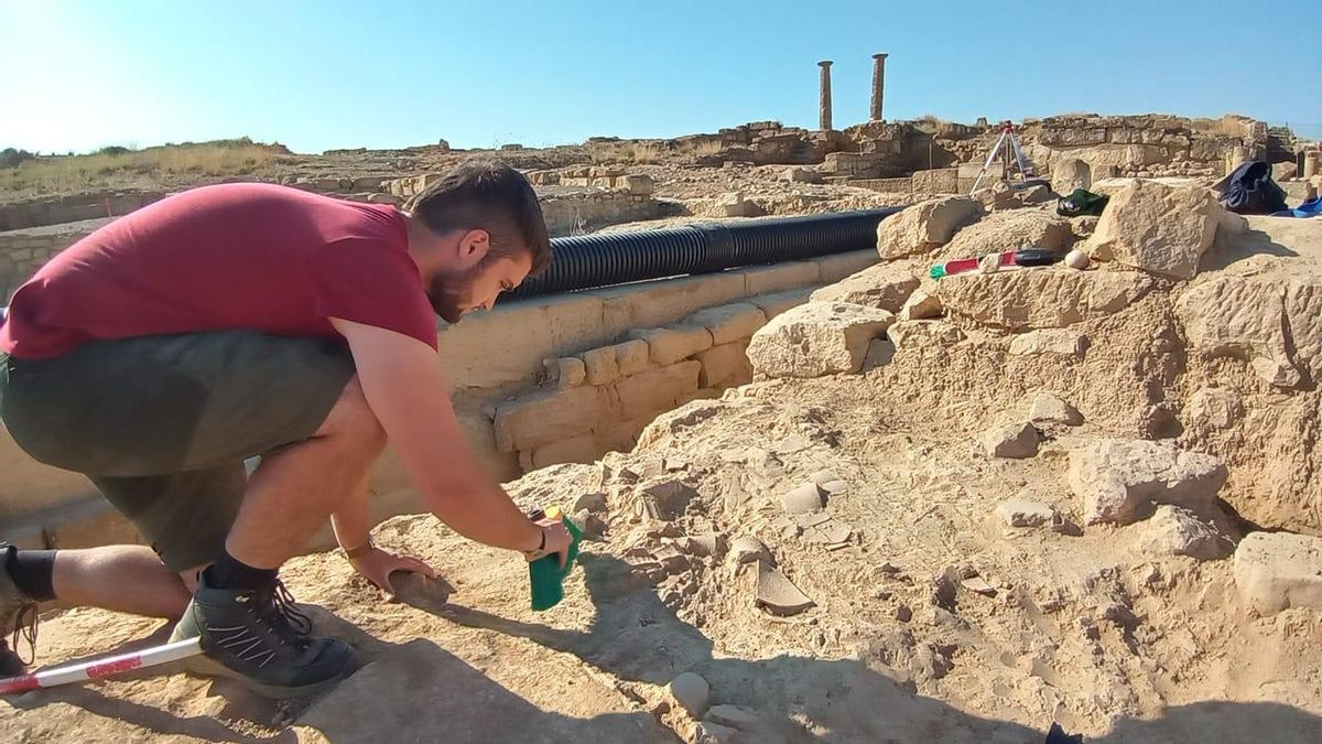 5. Trabajos de excavación en una de las últimas ocupaciones del barrio norte, del siglo II d. C.